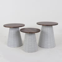 طقم طاولات خدمة خزف لورانا بسطح خشبي لون بني و أبي...