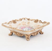 صحن بَرّاق بتصميم ذهبي مع اوف وايت وزخارف زهرية