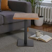 طاولة خدمة مربعة كارلينا بسطح خشبي بني وقاعدة حديد