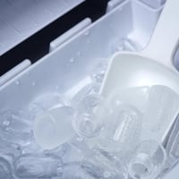 آلة صنع الثلج الأوتوماتيكية