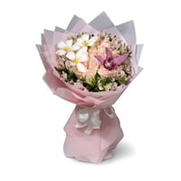 باقة ورد طبيعي فخم جدًا بتنسيق سمبيديوم وتوليب واس...