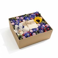 تنسيق ورد طبيعي فاخر داخل بوكس مع شوكولاتة مولدز و...