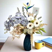 فازة ورد صناعي فاخرة بتنسيق أزرق وأبيض مع دلفينيوم...