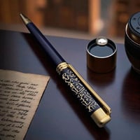 قلم أنيق كحلي ذهبي فاخر مع نقش الاسم داخل علبة ممي...