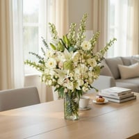 فازة ورد طبيعي فاخرة بتنسيق احترافي متعدد الأصناف