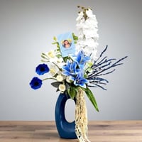 فازة ورد صناعي فاخرة بتنسيق أزرق وأبيض مع دلفينيوم...