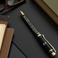 قلم فاخر أسود ذهبي مع حفر الاسم داخل علبة وكيس أني...