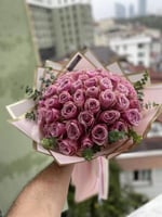 باقة ورد روز وكليبتوس طبيعية