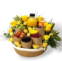 سلة فواكه مع تنسيق ورد طبيعي و عصير فيتامين C – تو...