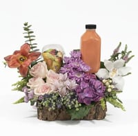 سلة خشبية فاخرة بتنسيق ورد طبيعي مع عصير وفواكه طا...