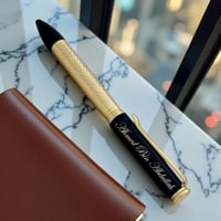 قلم كلاسيكي أسود ذهبي فاخر مع نقش الاسم داخل علبة...