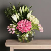 فازة ورد توليب طبيعي أنيق