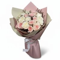 باقة ورد طبيعي فاخرة من روز ولمينيوم بتغليف أنيق