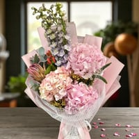 باقة ورد طبيعي فاخرة هيدرنجا وبروتيا مع دليفينيوم...