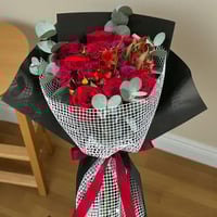 باقة ورد طبيعي فاخرة روز بيبي روز استروميريا وكليب...