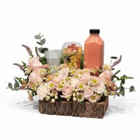 تنسيق ورد طبيعي فاخر على قاعدة خشبية مع عصير وفواك...