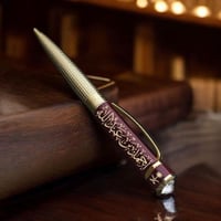 قلم عنابي ذهبي محفور بالاسم هدية فاخرة للتخرج والم...