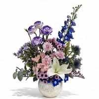 فازة ورد طبيعي فاخرة بتنسيق دلفينيوم وإرينجيوم واس...