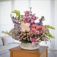 فازة ورد طبيعي أنيقة بتنسيق جرس وسمبيديوم وهايبركم...