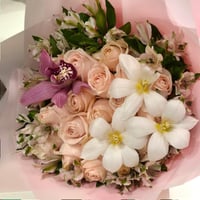 باقة ورد طبيعي فخم جدًا بتنسيق سمبيديوم وتوليب واس...