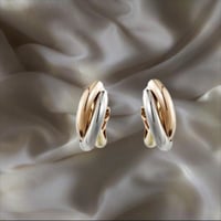 أقراط من مجموعة ترينيتي