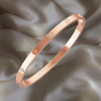 سوار من مجموعة LOVE