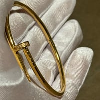 سوار من مجموعة "جوست آن كلو"