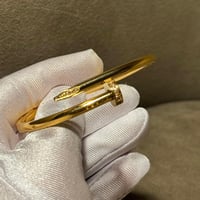 سوار من مجموعة "جوست آن كلو"