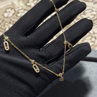 عقد MOVE UNO مرصّع