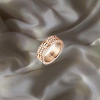 خاتم من مجموعة LOVE، موديل كلاسيكي، مرصوف