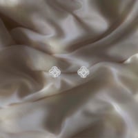 أقراط أذن سويت فضي