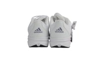 أديداس حذاء رياضي أبيض بخطوط رمادية ولمسة بنفسجية