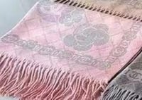 شال قوتشي الوان متعددة