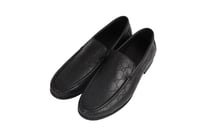 حذاء Gucci Loafer رجالي جلد أسود بنقشة GG محفورة
