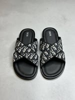 شبشب ديور رجالي نقشة كلاسيكية بالأسود والرمادي