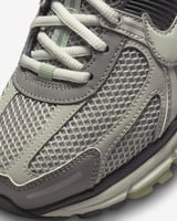 سنيكرز نايك زوم فوميرو روم باللون الأسود بالكامل