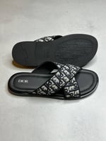 شبشب ديور رجالي نقشة كلاسيكية بالأسود والرمادي