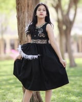 فستان بنات اسود بالاسم مع الريشه