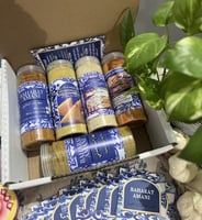 بوكس مكون من خمس علب من البهارات المبتكره ومنقيه و...