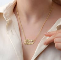 سلسال نسائي أنيق بالاسم