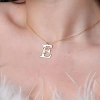 سلسال نسائي حرف انجليزي