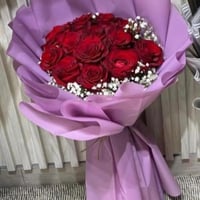 هودي مع باقة ورد