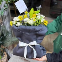 هودي مع باقة ورد