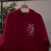 بلوفر أحمر بعبارة كن لنفسك كل شيء