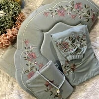 بوكس صلاة سجادة ملكي مع شرشف ومصحف مغلف