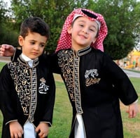 دقلة أطفال سوداء – تطريز الاسم مع تاج أو خيل | بصم...