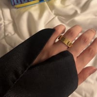 دبلة نسائية ذهبية – تصميم فاخر من توري بروش