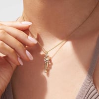 عقد العناق الأبدي ( ليحتضنك دائما بدلاٌ عني )