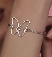 قلاده الفراشه بشكل انيق