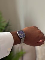 ساعة رجاليه بتصميم شعار الهلال